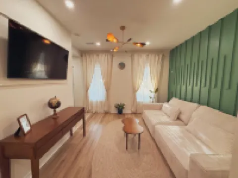 Elegant 3BR/2BA - short walk to the Beach