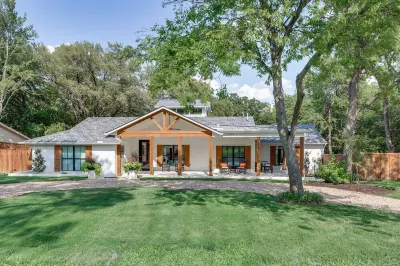 DESIGNERS LUXURY HOME by Gaylord/Lake Grapevine/Slps 24/POOLHOT TUB/ DFW Airport Grapevine Botanical Garden at Heritage Park附近的飯店