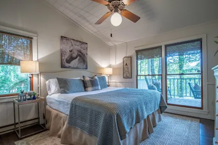 Perfect Upscale 2/2 Indoor/Outdoor Living 4100 elv. 0.8 mi to Main St. New HVAC Отели рядом с достопримечательностью «Sunrise Rock by Highlands-Cashiers Land Trust»