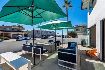 Private Patio, Steps to the Sand! Walk to Village! A/C