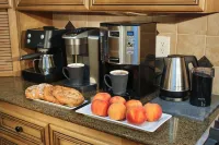 HEATED Swimming Pool, Hot Tub, Steps from Park, Dog Friendly