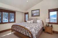 Luxury Mountain Home with Gorgeous Mountain Views and Hot Tub, Near Skiing!