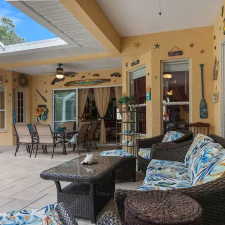Paradise Found! Private Heated Pool+ Spa, 3700 sq ft. Near Cobat Citrus Farms.