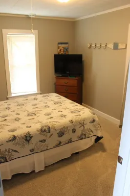 Quaint Cedar Shake Cottage. Stunning Views of Maple Lake. Pet-Friendly!