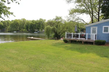 Quaint Cedar Shake Cottage. Stunning Views of Maple Lake. Pet-Friendly! Отели в г. По По