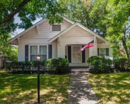 Home is located the historic part of Ardmore Oklahoma Hotels in Ardmore