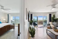 2BD/2BA Cocoa Beach Oceanfront, POOL & ALL Downtown! - مسبح خاص
