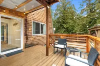 Wild Dog Cabin located on Highway 2 - Only 25 min to Steven's Pass!