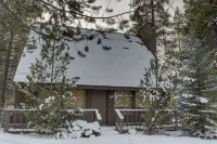Skyliner Chalet ~ Heart of Sunriver ~ Hot Tub ~ AC ~SHARC Passes