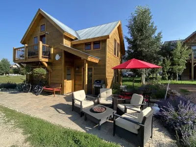 LUXURY COTTAGE IN CB TOWN - AMAZING VIEWS, BUS 1 blk, ELK 2.5 blks, Dog Allowed