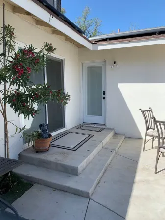 Location Location! Big Pool  2 bedroom suites plus 3 baths Heart of Bakersfield Отели в г. Бейкерсфилд