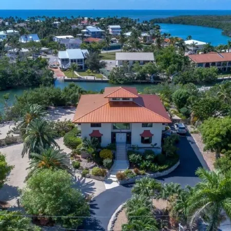 Extraordinary 4K Sq Ft 6 bd/4-bth, large pool/spa & NEW 140 ft concrete dock!!!