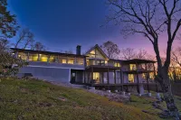 5 STAR, newly renovated, long range mountain view, central to Highlands/Cashiers