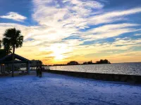 Sunset Lagoon. In the heart of Hudson. Waterfront. 2 minute walk beach/dining Hotels in Hudson