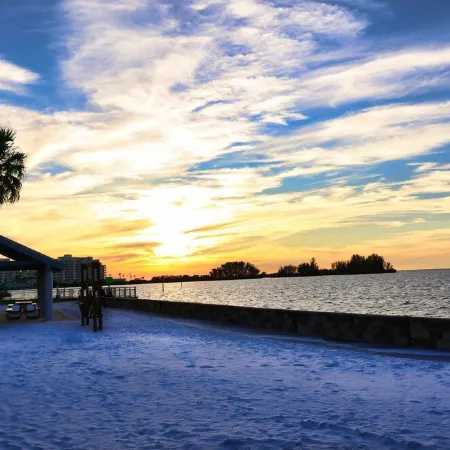 Sunset Lagoon. In the heart of Hudson. Waterfront. 2 minute walk beach/dining