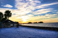 Sunset Lagoon. In the heart of Hudson. Waterfront. 2 minute walk beach/dining