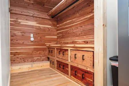 Spacious Unique Private 3- Unit Fully Equipped Getaway Sleeps 17