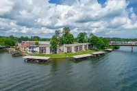 Beautifully remodeled lakefront condo with boat slip Hotels in 