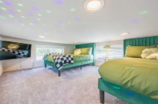 Rainforest Tiny Home Retreat #28 Retro