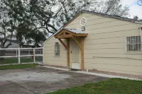 FISHING THEME COTTAGE; WATERFRONT FISHING PIER!