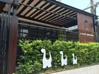 Dino Studio Hotels in der Nähe von Wat Burapa Sang Ming