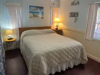 MERMAID MANOR heated POOL!! Waterfront, BOAT DOCK, KAYAKS, paddle Weeki Wachee