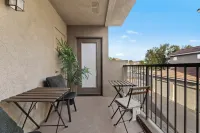 5 minutes from six flags , close to shopping center 2 beds 2 bath private