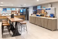 Holiday Inn Express SOUTH BURLINGTON - DOWNTOWN by IHG - breakfast
