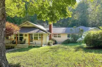 Serene Mountain Getaway w/Hot Tub,Pool:25 min to Asheville