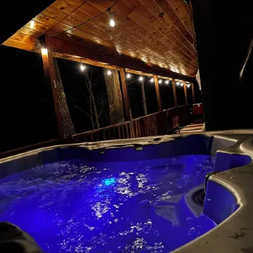 The Lucky Lodge: Hot Tub! New Build, 11 Miles to Natural Bridge