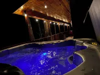 The Lucky Lodge: Hot Tub! New Build, 11 Miles to Natural Bridge