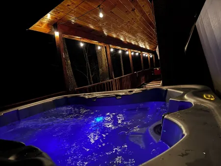 The Lucky Lodge: Hot Tub! New Build, 11 Miles to Natural Bridge