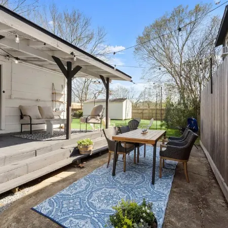 Charming Cottage in Old Town Tomball -walk to shopping and restaurants Отели в г. Томбал