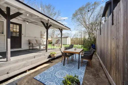 Charming Cottage in Old Town Tomball -walk to shopping and restaurants Отели в г. Томбал