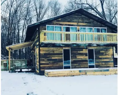 Cozy 4-bedroom cabin in 7 springs w/ hot tub for winter and pool in summer Hotels in Donegal Township