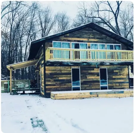 Cozy 4-bedroom cabin in 7 springs w/ hot tub for winter and pool in summer