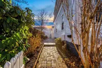 Colorful West End Retreat / Patio / Comfy King Bed / Walk Everywhere! / Parking