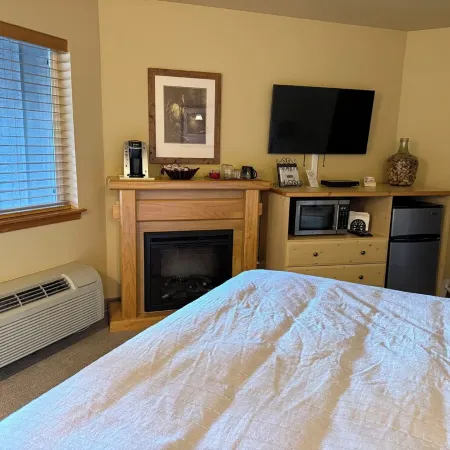Icicle Village Resort Luxury Condo, Jacuzzi Bath. 1/2 mile from down town.