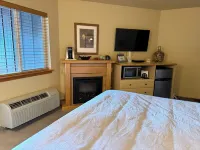 Icicle Village Resort Luxury Condo, Jacuzzi Bath. 1/2 mile from down town.