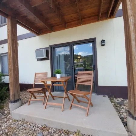 Modern Condo only Minutes from Deadwood & Sturgis! Отели в г. Лидс