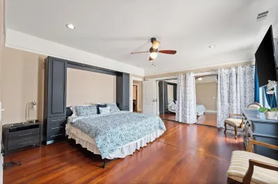 Downtown loft in the heart of Lodi. Great for large groups! Hotels in der Nähe von World of Wonders Science Museum