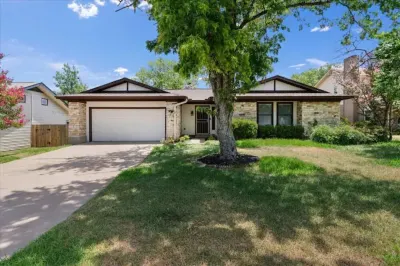 Super Comfy Home with Hot Tub Hotels near The Quarry Splash Pad at Williamson County Southwest Regional Park