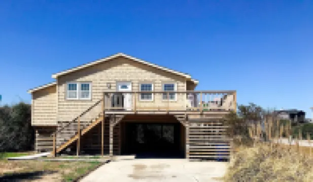 Delightful Oceanside Home Steps to Tranquil Beach: Soak up the Sun and Seabreeze