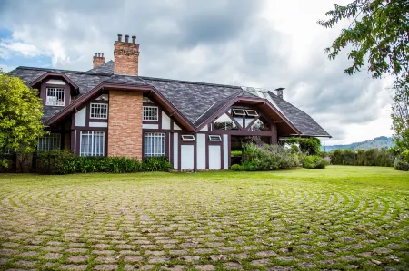 Chateau la Villette Отели рядом с достопримечательностью «Casa - Chalé Condomínio Estância das Águas Claras»
