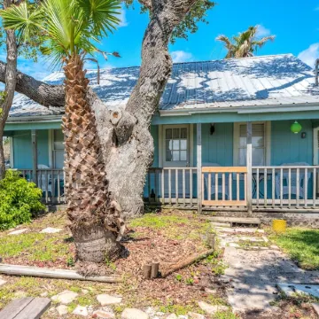 Charming House 1/2 Block from Bay