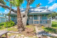 Charming House 1/2 Block from Bay