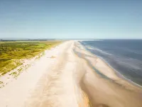 靠近海灘的木製平房，配有洗碗機