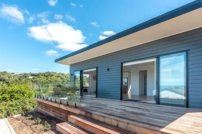 Luna Cottage. Stunning Ocean Views on Waiheke