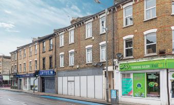 Joivy Stylish 2-Bed Flat w/ Terrace Near Battersea Park - Housity