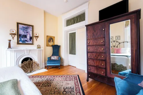 DuPont Mansion Bed & Breakfast - Homestays